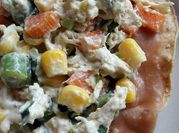 Una foto de ensalada de pollo con apio
