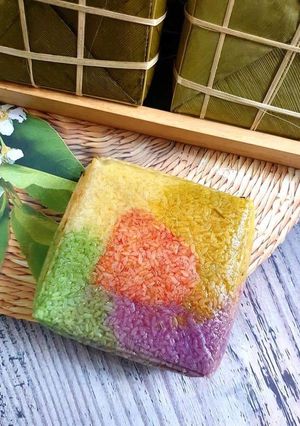 A picture of Five-Color Bánh Chưng (Kim, Mộc, Thủy, Hỏa, Thổ).