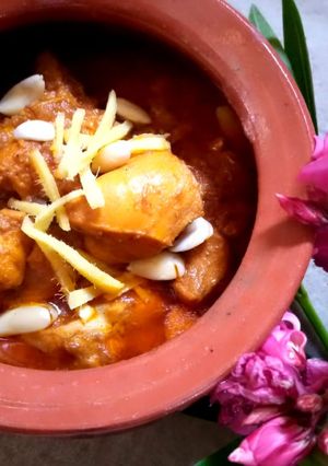 A picture of Chicken badami korma.