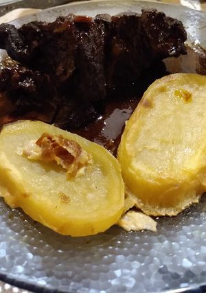 Una foto de Carne al vino tinto con papas a la leche 😋
