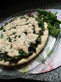 Pizza de espinaca salteada con ajo, con salsa blanca de cebolla