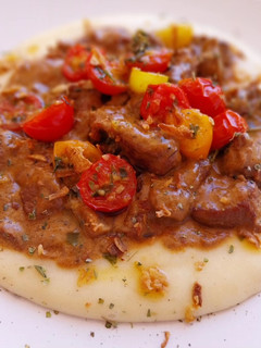 Una foto de Ternera y champiñones al comino en salsa con cremoso de patatas