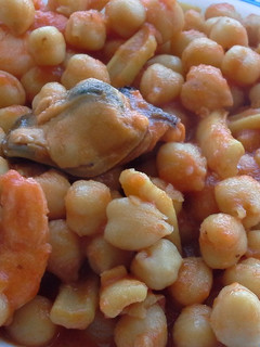 Una foto de Garbanzos con calamares y mariscos