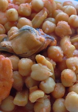 Foto principal de Garbanzos con calamares y mariscos