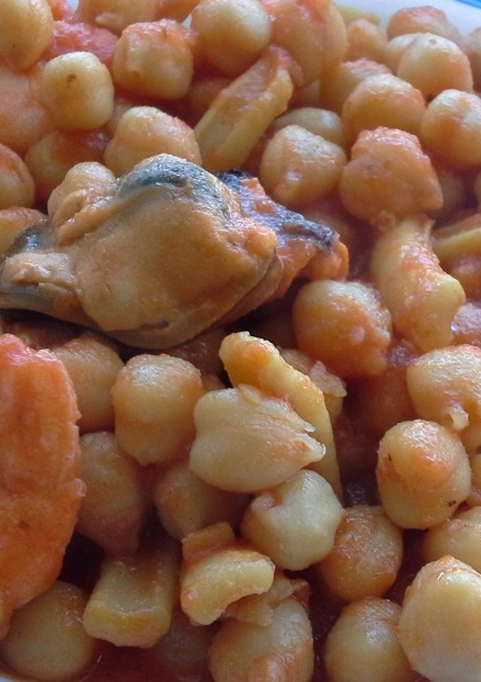 Una foto de Garbanzos con calamares y mariscos