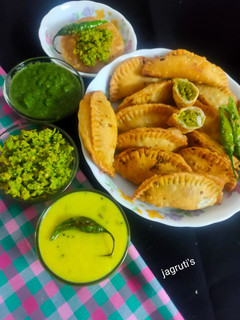 લીલવા ના ઘૂઘરા(Lilva na ghughra recipe in Gujarati) રેસીપી મુખ્ય ફોટો