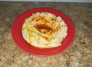 Una foto de Hummus (puré de garbanzos)