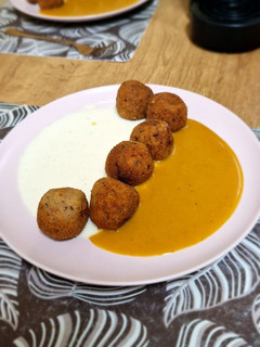 Una foto de Albóndigas con parmentier de patata y salsa de zanahoria