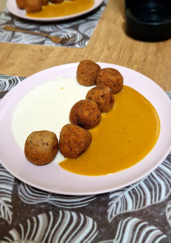Una foto de Albóndigas con parmentier de patata y salsa de zanahoria