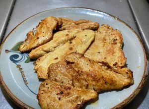 Una foto de Pechugas de pollo a la @jauregrill con paprika molida y ajo en polvo