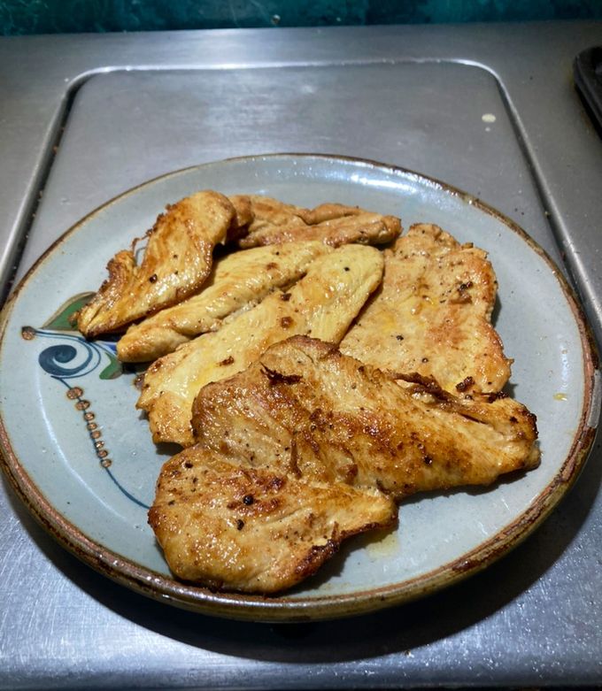 Una foto de Pechugas de pollo a la @jauregrill con paprika molida y ajo en polvo