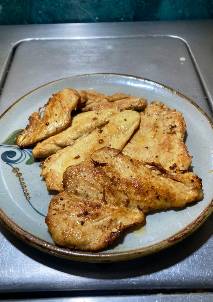 Una foto de Pechugas de pollo a la @jauregrill con paprika molida y ajo en polvo