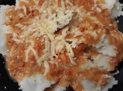 Una foto de salsa para raviolis de queso
