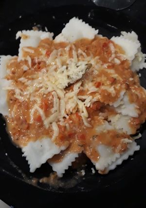 Una foto de Ravioles con salsa rosa