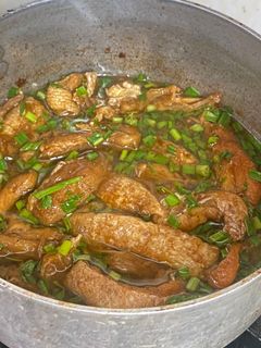 Hình của món Lườn cá hồi kho cay.