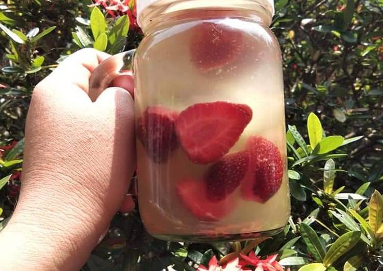 Resep Infused water strawberry + kiwi dan sari kurma Anti Gagal