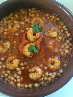 Una foto de Garbanzos con langostinos