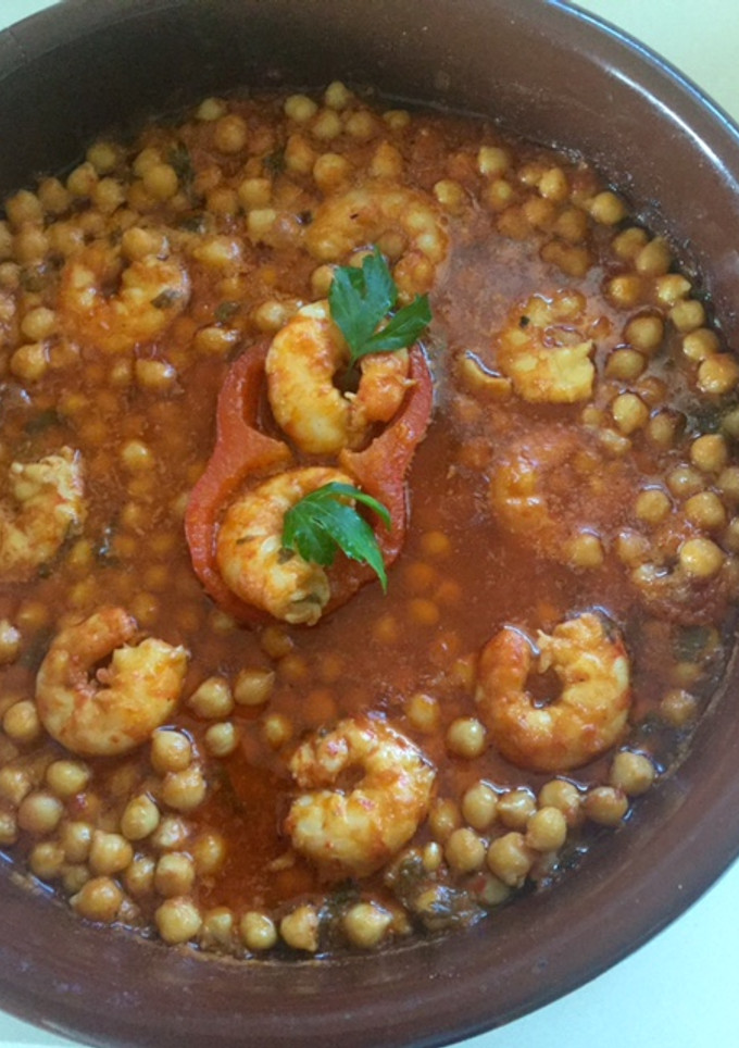 Una foto de Garbanzos con langostinos