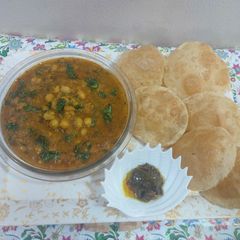 A picture of Kabuli chana with poory achar.