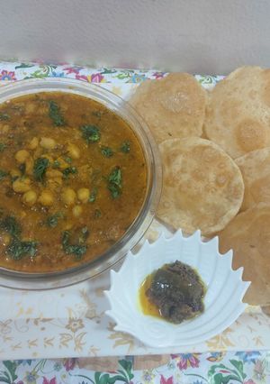 A picture of Kabuli chana with poory achar.