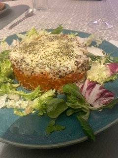 Una foto de Tartar de quinoa y boloñesa