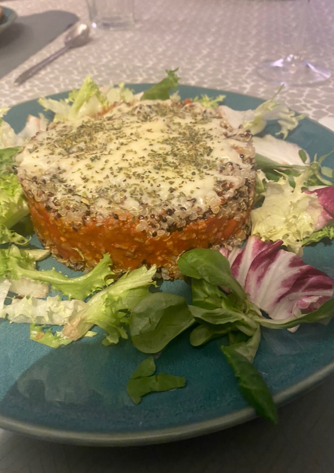 Una foto de Tartar de quinoa y boloñesa