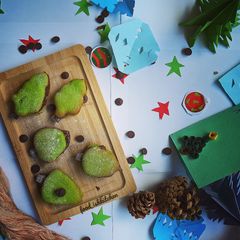 A picture of French Christmas Tree Macrons.