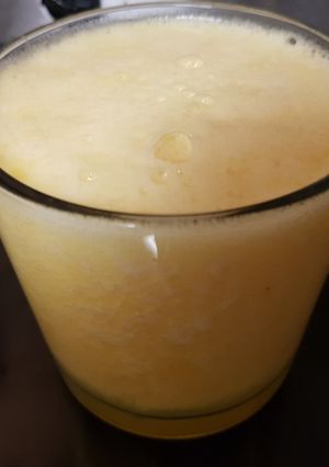 A picture of A peach fruit juice.