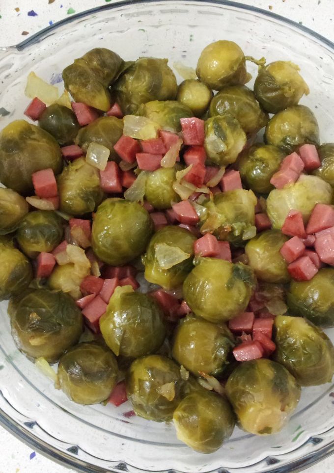 Una foto de Coles de bruselas con jamón york