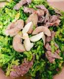 Cật heo và thịt xào hoa thiên lý