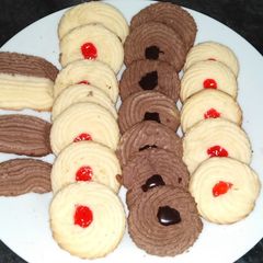 A picture of Jam and choclate biscuits.