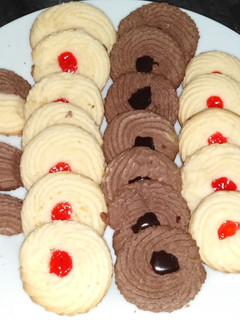 A picture of Jam and choclate biscuits.