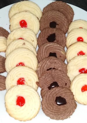 A picture of Jam and choclate biscuits.