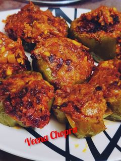 स्टफ्ड शिमला मिर्च (stuffed shimla mirch recipe in Hindi) रेसिपी मुख्य फोटो
