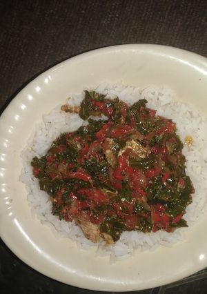 A picture of White rice with spinach sauce.