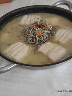 Una foto de Merluza en salsa verde con gulas