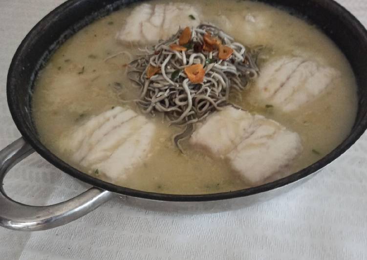 Merluza en salsa verde con gulas