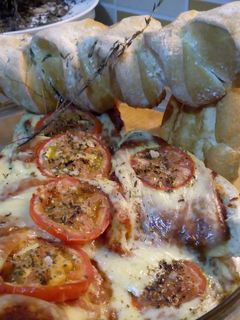 Una foto de Pan pizza de boloñesa con champiñones