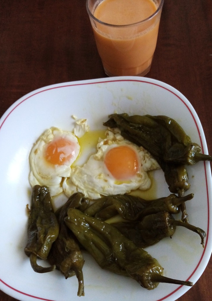 Una foto de Plato Campero, pimientos de la huerta y huevos
