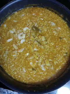 Una foto de Arroz con choco y gambas