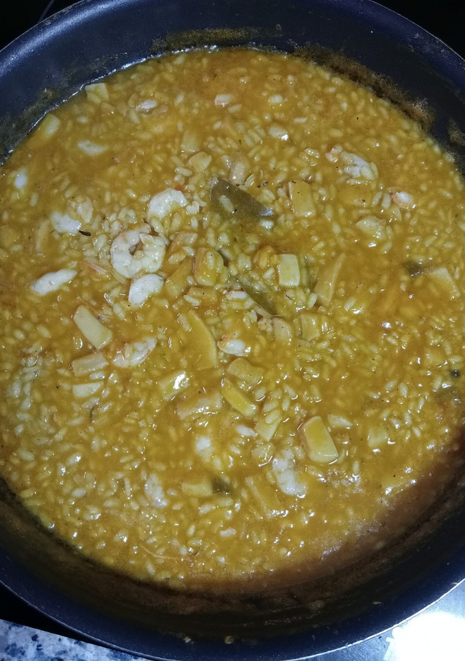 Una foto de Arroz con choco y gambas