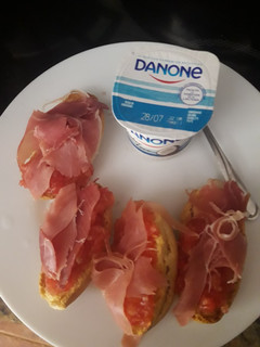 Una foto de Panecillos con tomate y jamón. ¡¡A merendar!!