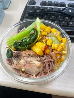 Hình của món Giảm cân cùng bún gạo lứt: bún gạo lứt xào rau + gà áp chảo.