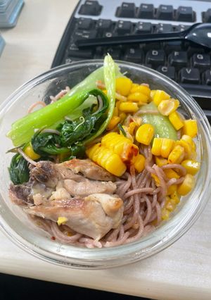Hình của món Giảm cân cùng bún gạo lứt: bún gạo lứt xào rau + gà áp chảo.