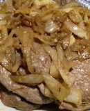 Bistec de ternera encebollado