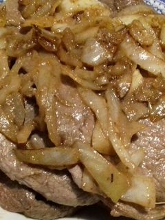 Una foto de Bistec de ternera encebollado