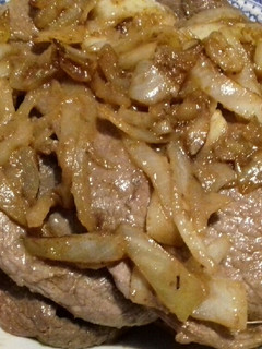 Una foto de Bistec de ternera encebollado