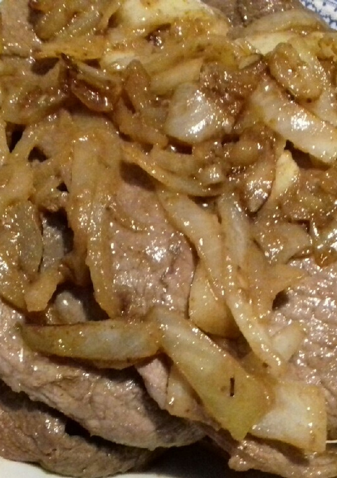 Una foto de Bistec de ternera encebollado
