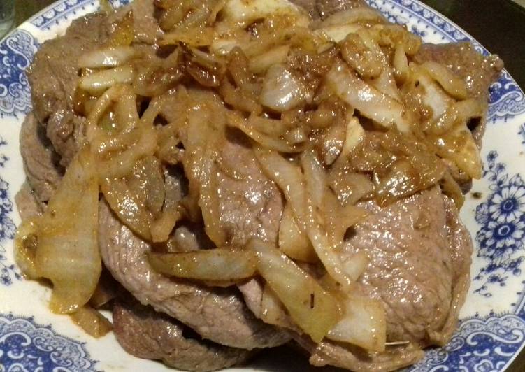 Bistec de ternera encebollado