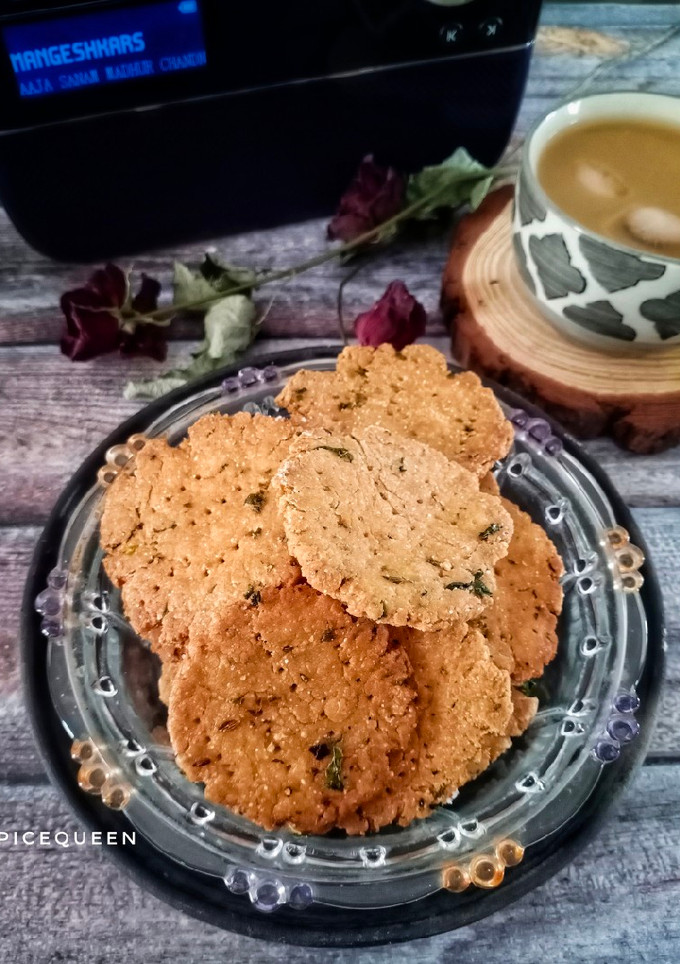 ઘઉં ના લોટ ની મઠરી (Wheat Flour Mathri Recipe In Gujarati) રેસીપી મુખ્ય ફોટો